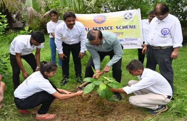 विशिष्ट अतिथि एआईजी ट्रैफिक संजय शर्मा ने वाहन चलाते समय सीट बेल्ट व हेलमेट लगाने की अपील की।