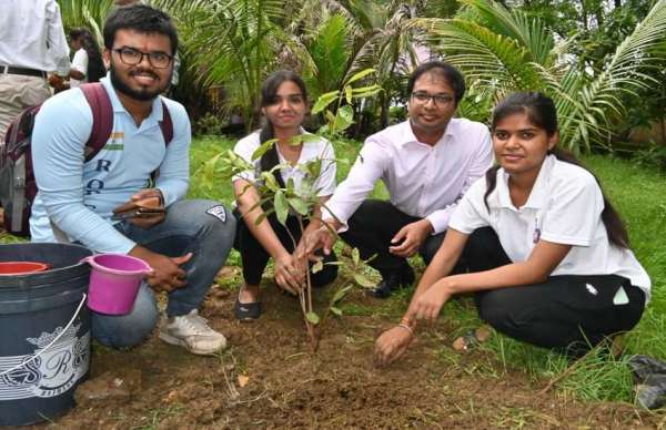 हमें पौधे लगाने तक सीमित नहीं रहना है, बल्कि उनकी देखरेख और सुरक्षा भी जरूरी है।