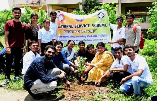 स्वयंसेवक भूविशा ठाकुर, आशीष कुमार पटेल, आशुतोष निशाद, अवतार साहू, भानूप्रताप, सुरक्षित भव: फाउंडेशन के चेयरमैन डॉ. संदीप धूपड़, रेंजर पुनित राम लासेल, कार्यक्रम अधिकारी प्रशांत साहू सहित विभागाध्यक्ष और स्टाफ का अभियान में विशेष सहयोग रहा।