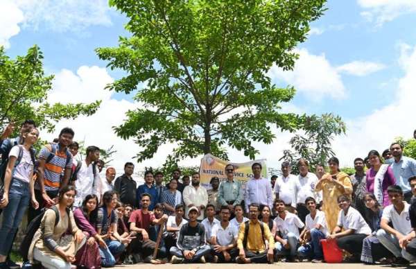 हरित प्रदेश अभियान के तहत अतिथियों और राष्ट्रीय सेवा योजना के स्वयंसेवकों व प्राध्यापकों ने कॉलेज परिसर में 55 पौधे रोपे।