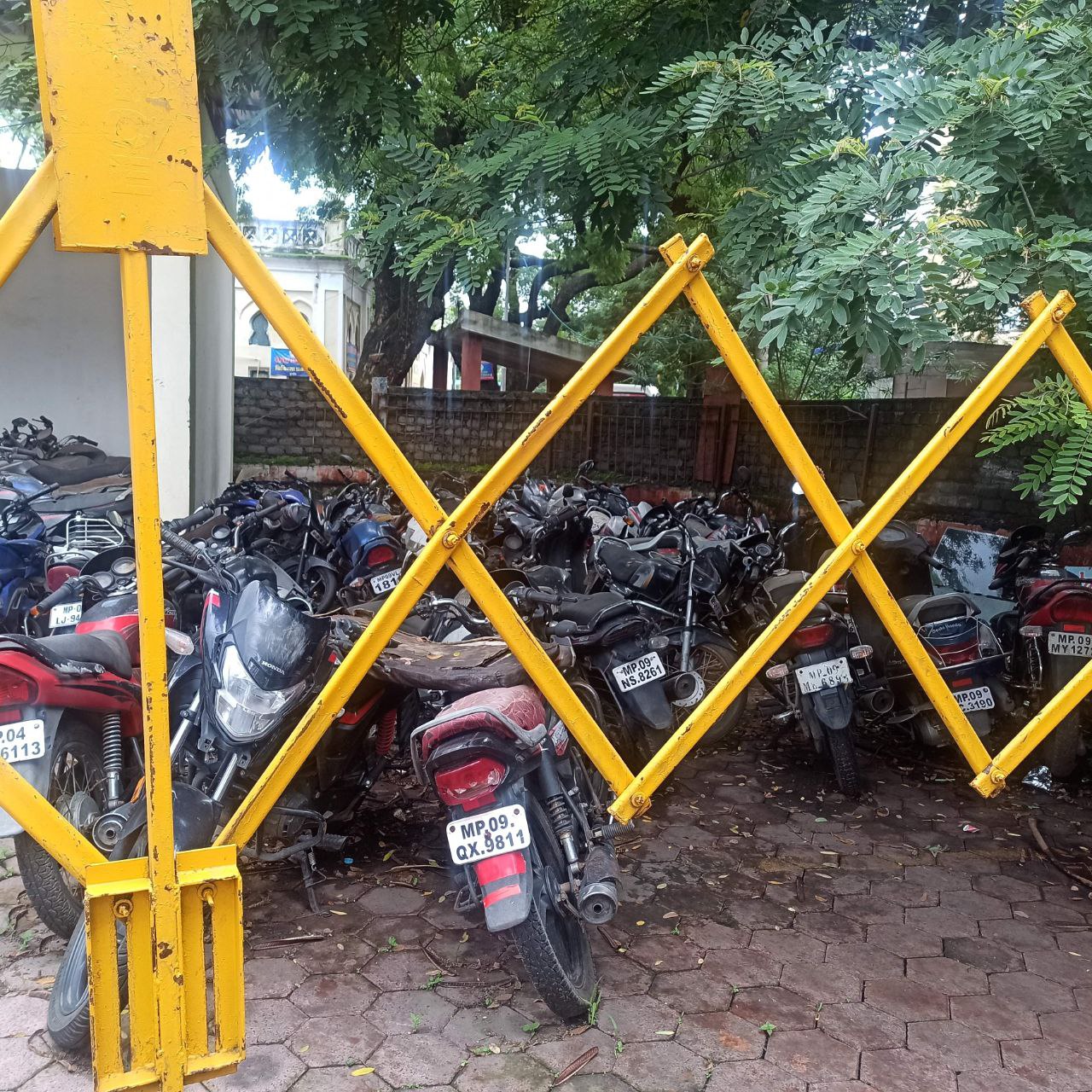 गाड़ी की कीमत से ज्यादा का चालान, इसलिए नहीं आ रहे वाहन लेने