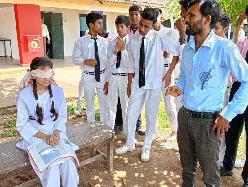 अजब-गजब: आंख में पट्टी बांधकर पढ़ती है पुस्तक, बता देती है किसी भी वस्तु का रंग