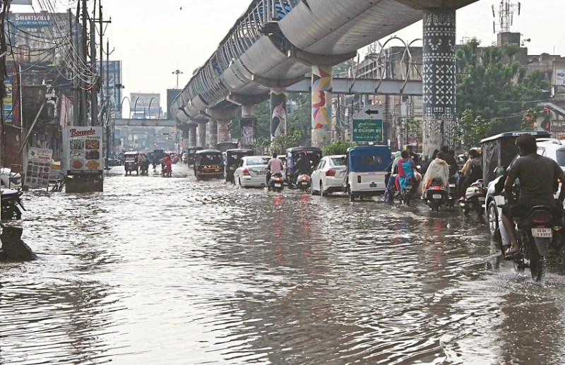 Weather Update : बारिश में राजधानी की सड़कों में जमा पानी, इतने दिनों तक मौसम में नहीं होगा बदलाव
