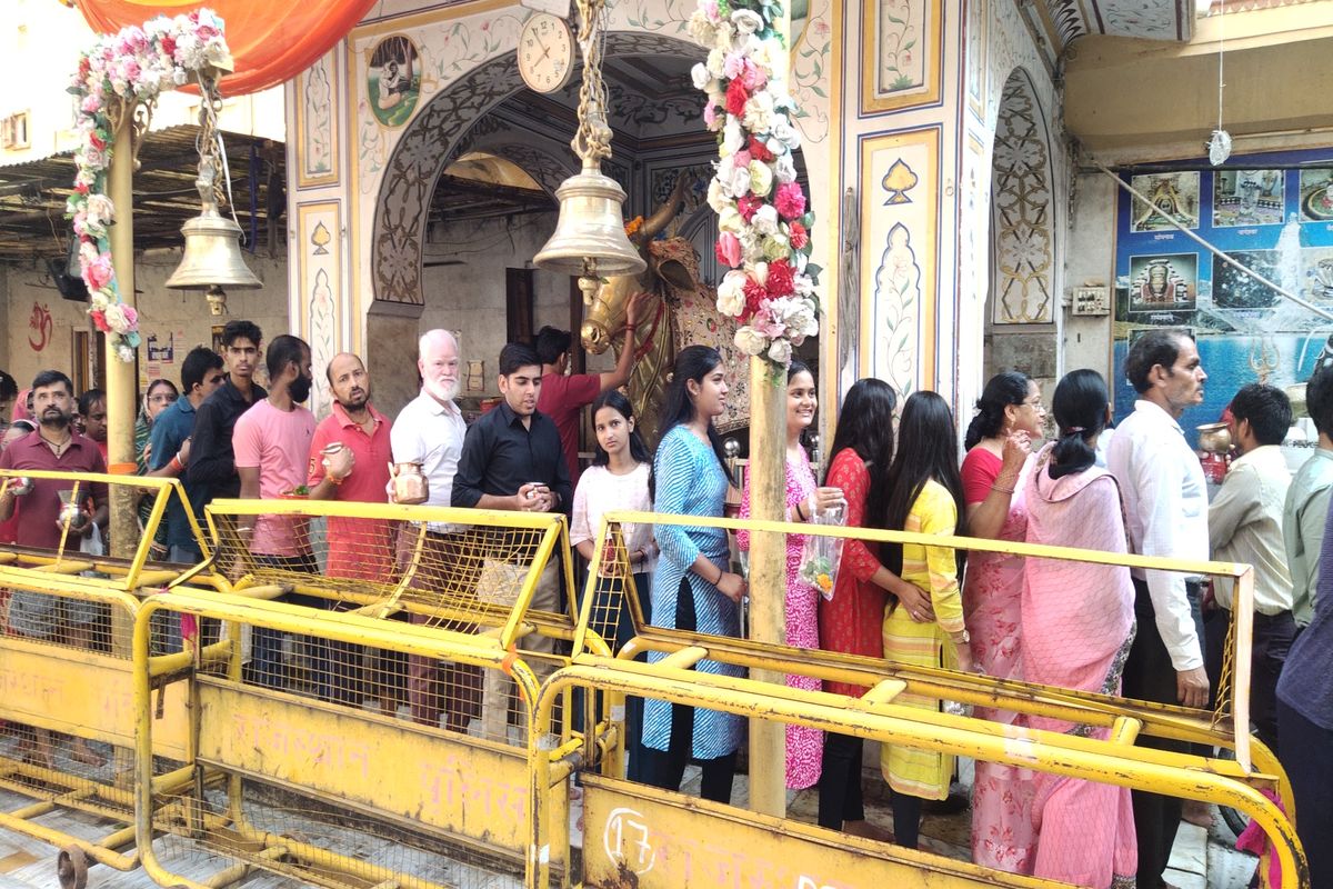 शिवजी के जलाभिषेक के लिए अलसुबह लगी कतारे, गूंज उठे हर—हर महादेव के जयकारे