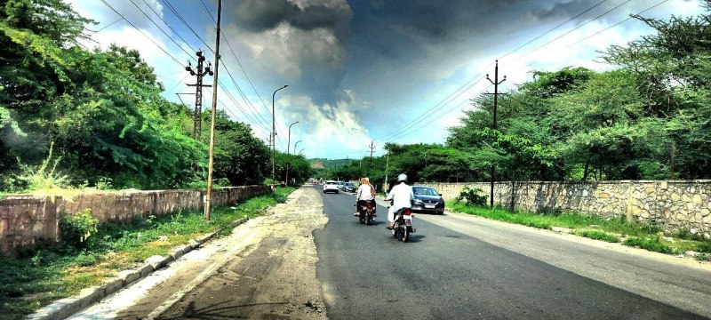 सीएम साहब के लिए नई सड़क बिछाई, जनता के हिस्से में टूटी ही आई