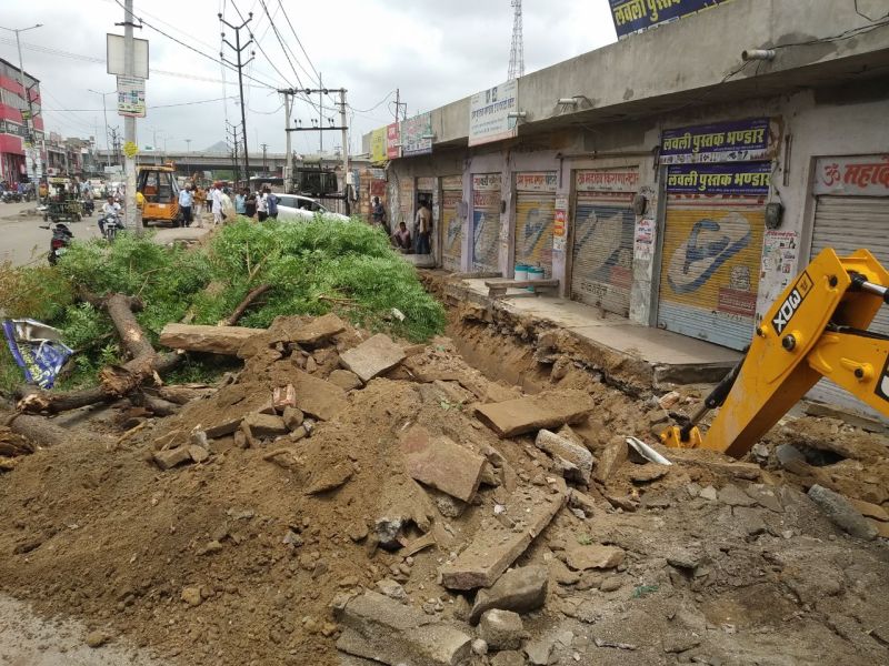 नाला रोककर जमे थे अतिक्रमी, ताबड़तोड़ चला पीला पंजा