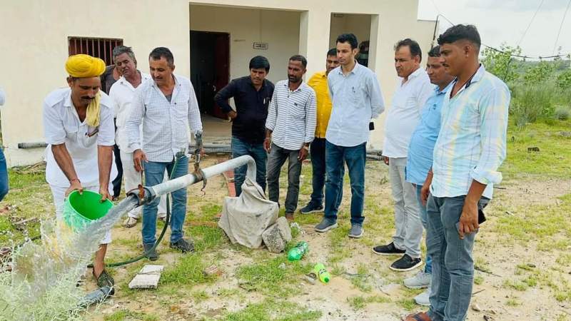 ट्यूबवेल पर जाकर पानी के सैंपल लिए