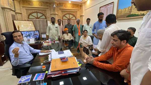 कलक्टर के चैम्बर में तनाव  