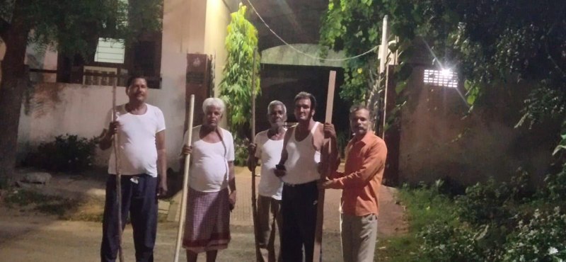 बदमाशों ने रात को गेट खटखटाया था,खोला नहीं...शुक्र है बच गए, लोग दे रहे पहरा