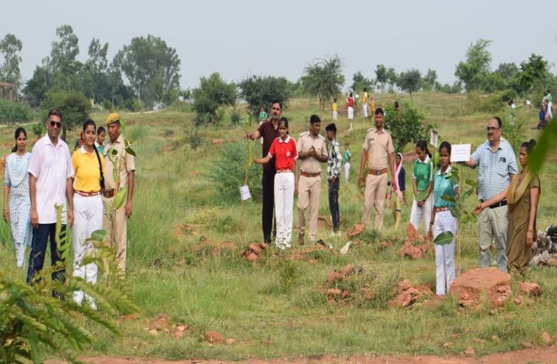 Hariyalo Rajasthan program of Rajasthan Patrika, girls planted 100 saplings of Mahavriksha in 1 minute