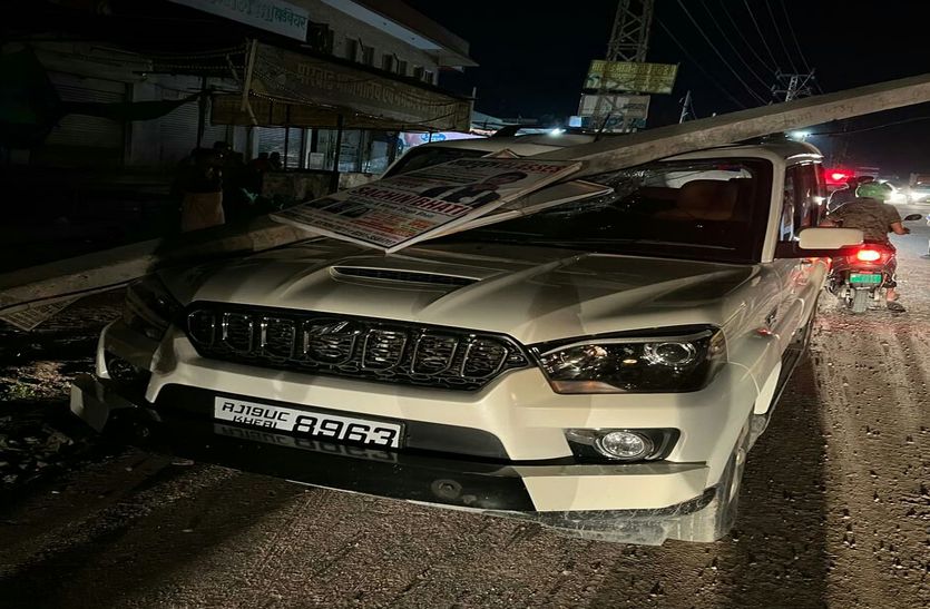 अवैध बजरी से भरे डम्पर से टूटे बिजली के पोल व केबल, एसयूवी क्षतिग्रस्त