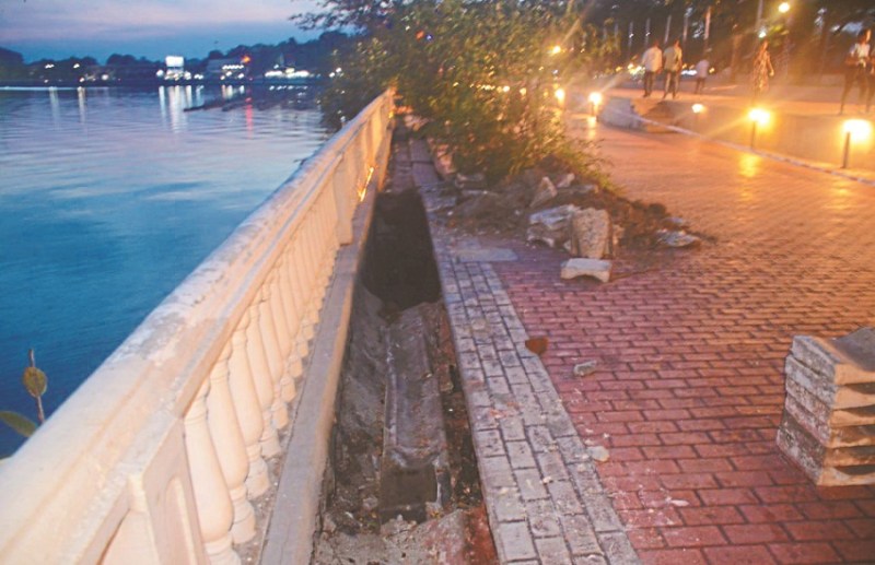 भ्रष्टाचार की खुली पोल, बूढ़ातालाब के गार्डन की धसकी जमीन, 12 करोड़ की लागत से हुआ था निर्माण