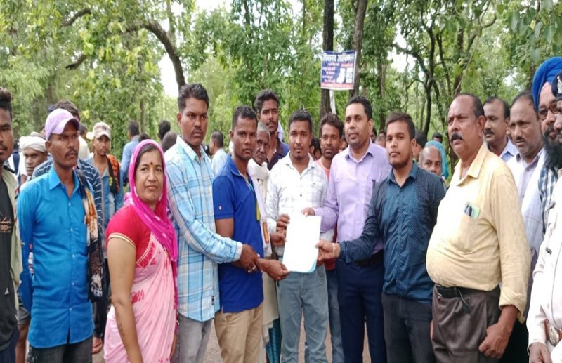 Schoolgirls and tourists are facing problems due to dilapidated road