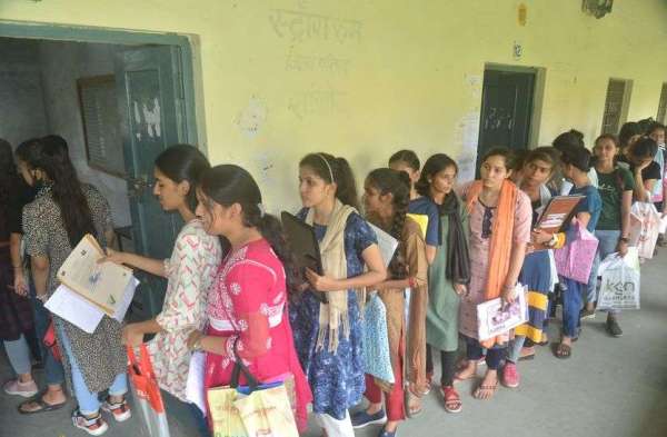 कॉलेजों में दिखने लगी रौनक