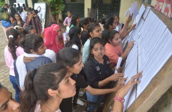 कॉलेजों में दिखने लगी रौनक