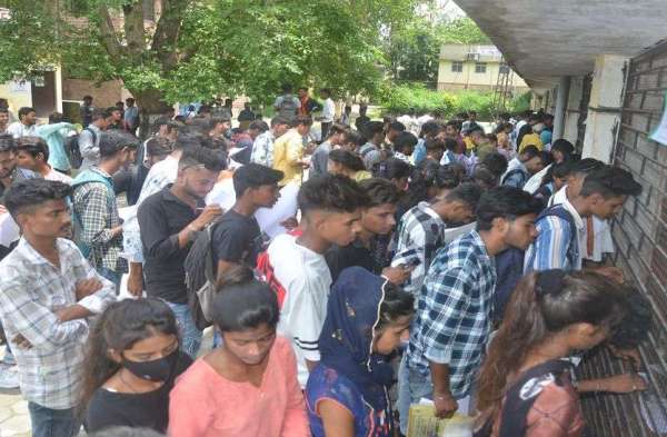 कॉलेजों में दिखने लगी रौनक