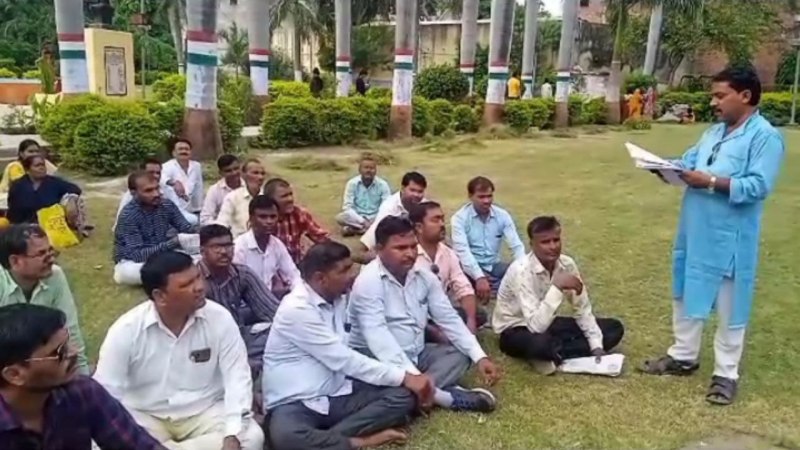 Unnao news: 8 हजार शिक्षामित्रों की मौत, असुरक्षित भविष्य, संघ ने की यह मांग