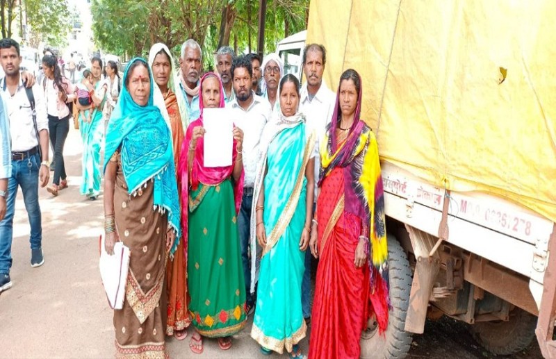 किसानों से जमीन ले कर नहीं दिया मुआवजा, फसलों पर भी चलाया बुलडोजर, कलेक्टर से की शिकायत