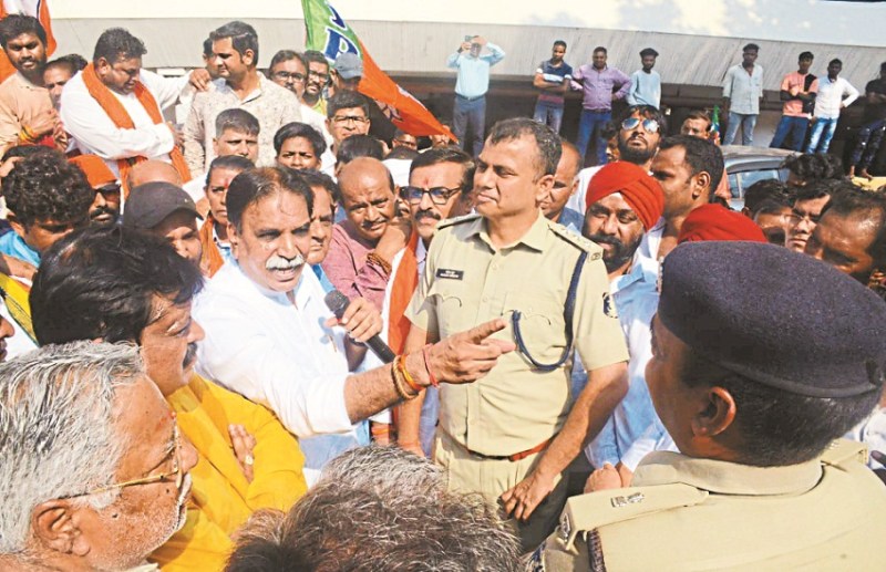 BJP demonstrated under leadership of former minister Moonat Raipur