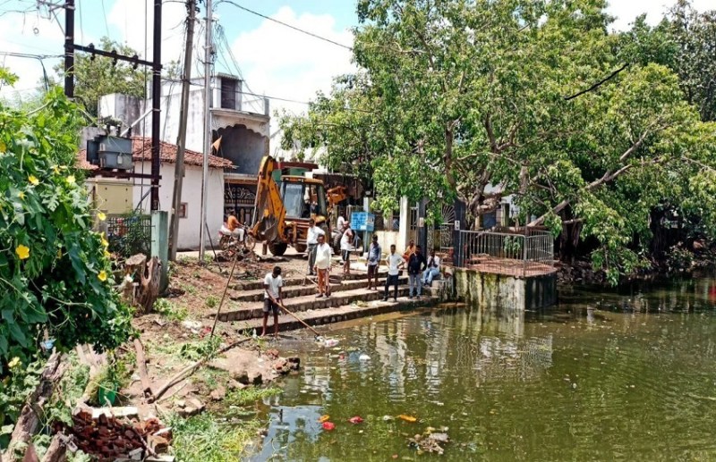 बनिया तालाब की सफाई के लिए महिलाओं ने खोला मोर्चा, महापौर से की शिकायत