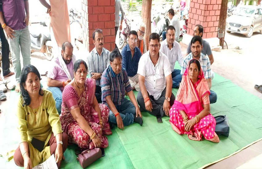 टेंडर खुलने के दिन ही हुआ बंद, लोगों ने अधिकारियों पर लगाया आरोप, धरना पर बैठकर किया विरोध प्रदर्शन