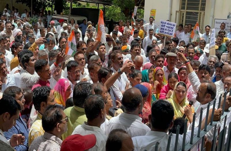 मणिपुर में महिलाओं पर हो रहे अत्याचार के खिलाफ कांग्रेस के प्रदर्शन के दौरान ये क्या बोल गए विधायक संयम लोढ़ा