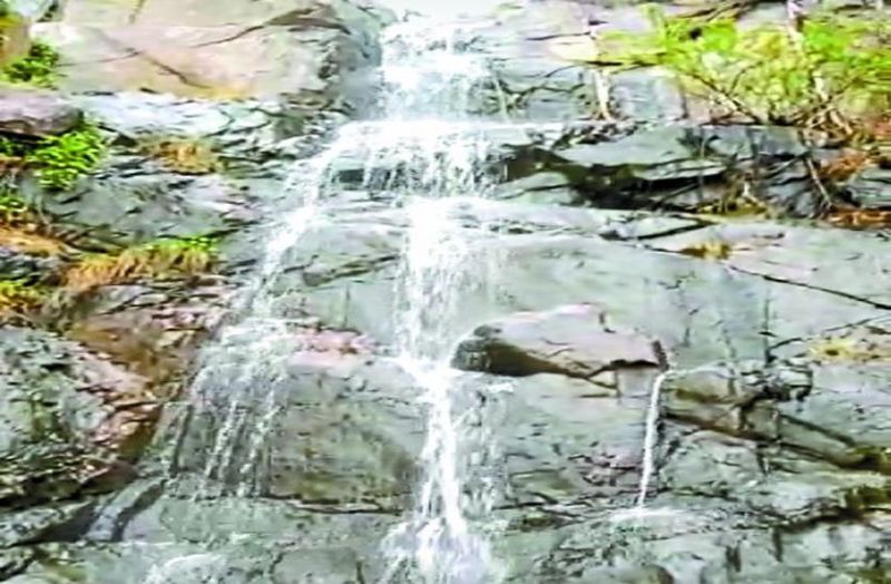 झुंझुनूं में बरसात से मौसम खुशनुमा: पहाड़ों में चले झरने