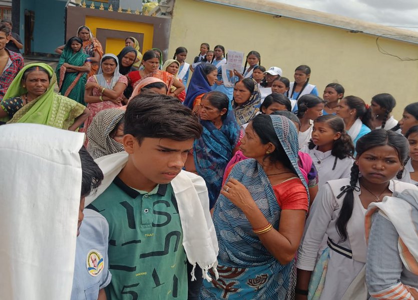 सडक़, बिजली व स्कूल बस की मांग, गुस्साए ग्रामीणों व छात्राओं ने 10 घंटे ठप कर दिया कोल परिवहन