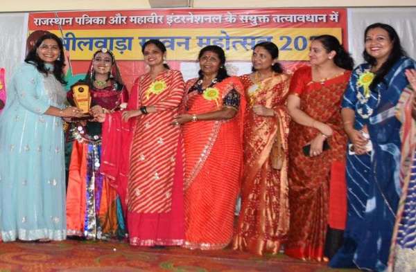 Patrika Sawan Mahotsav : रैम्प पर बिखरा सतरंगी लहरिए का जादू, यादगार बना सावन, देखें तस्वीरें