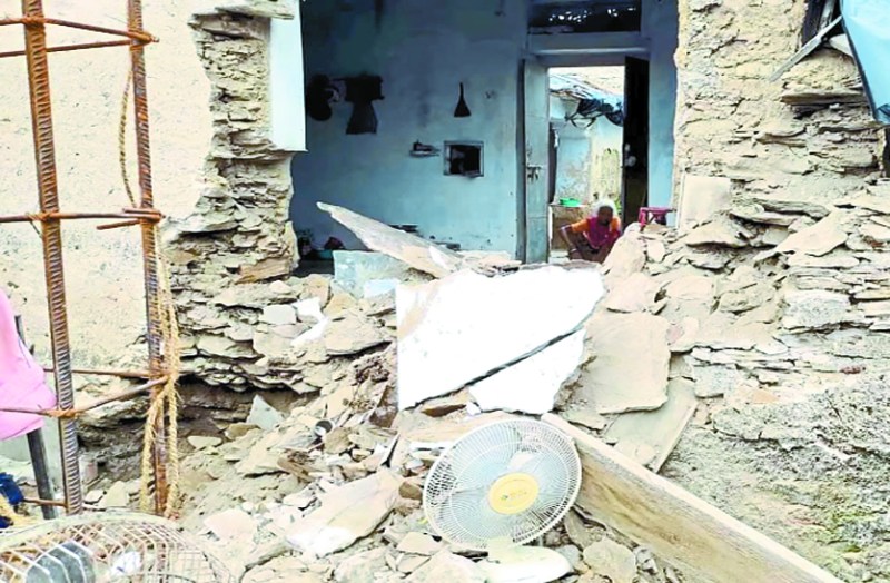 निर्माणाधीन मकान की दीवार ढहने से दो श्रमिक मलबे दबे, एक घंटे की मशक्कत के बाद बाहर निकाला