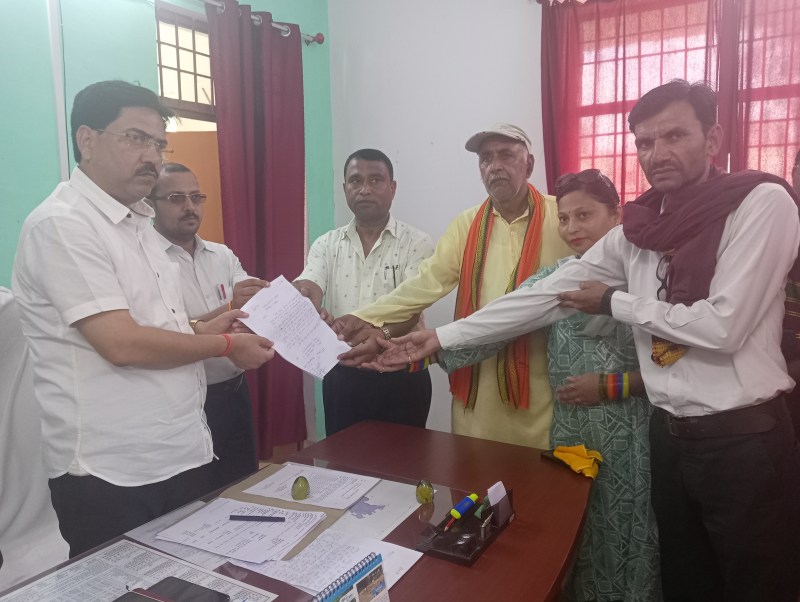 Chitrakoot News : छात्रा से रेप मामले में,इंटर कॉलेज के प्रधानाचार्य सहित एक दर्जन अध्यापक पहुंचे तहसील