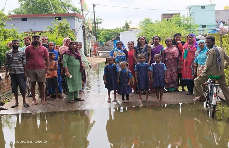 भारी बारिश से वार्डवासी हुए परेशान, स्कूलों और घरों में भरा पानी, कलेक्ट्रेट का किया घेराव