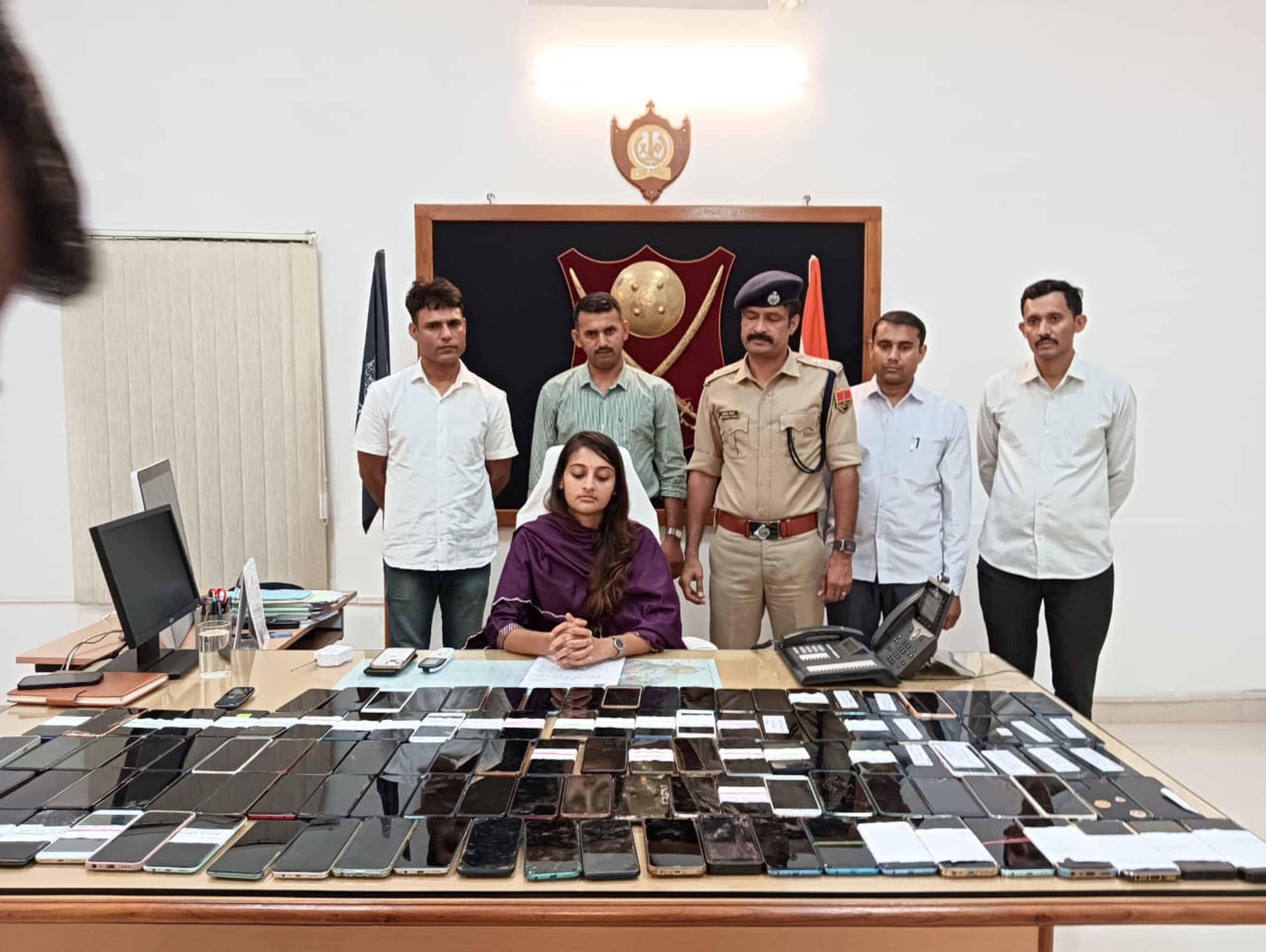 पुलिस ने गुमशुदा 155 मोबाइल बरामद कर मालिकों को सौंपे, मोबाइलों की कीमत 30 लाख
