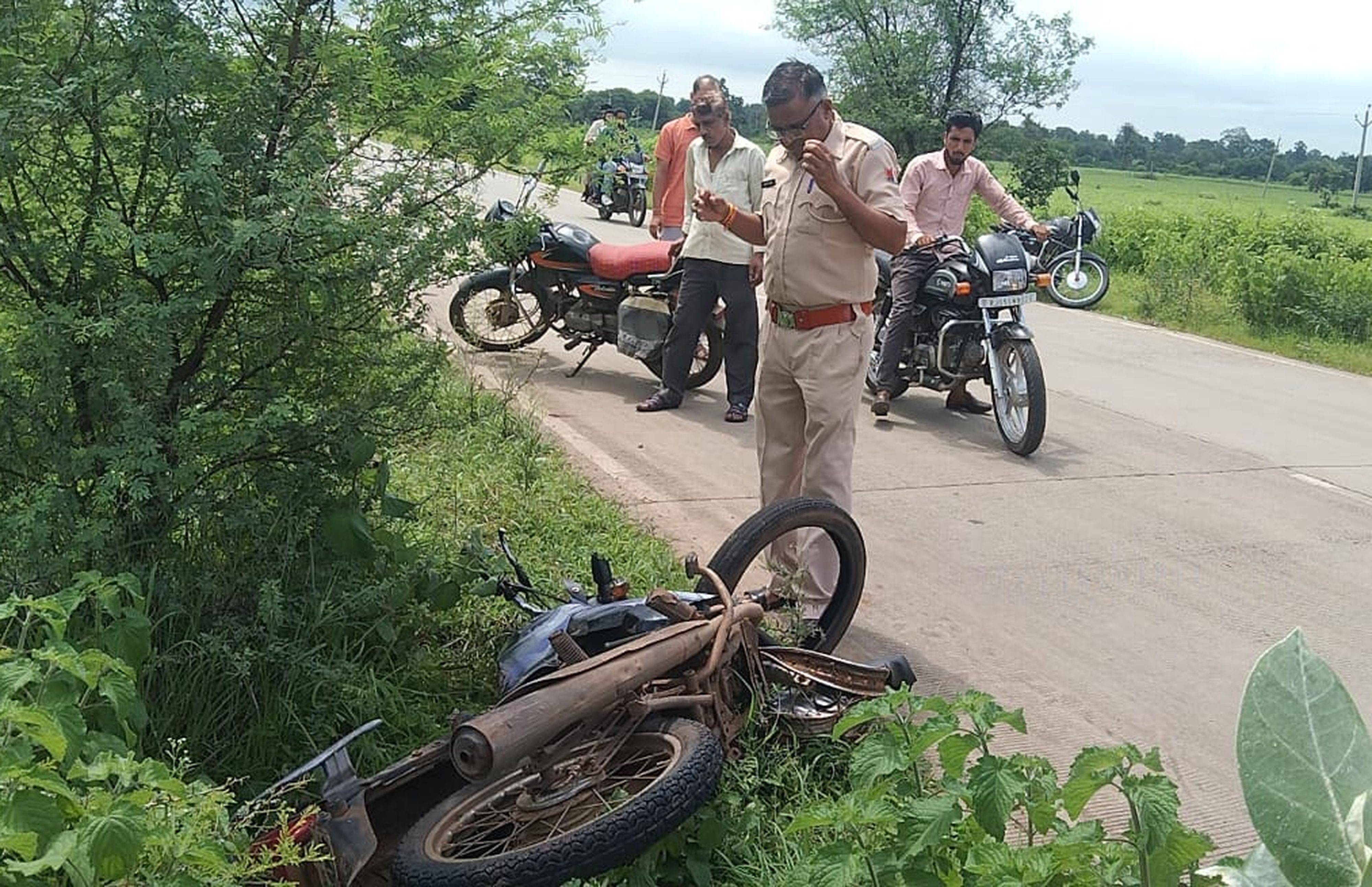 farmers half-naked-demonstration-textile-park