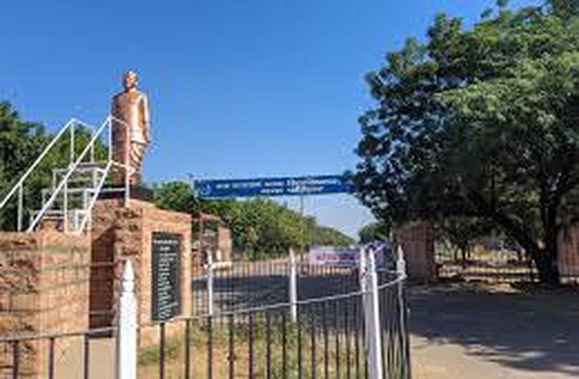 छात्र नेता ने छात्रों के साथ बिना अनुमति रैली निकाली, जबरन विवि में घुसे