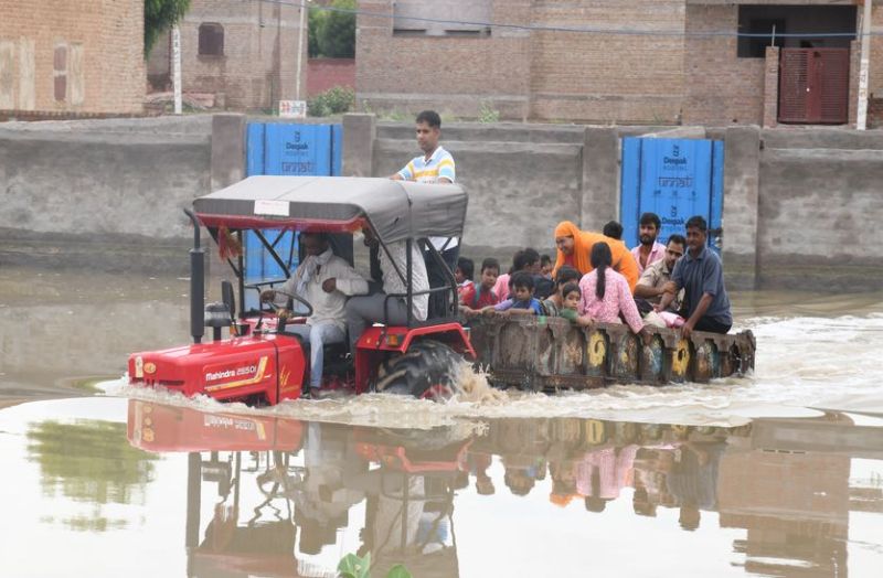 सो रहे थे लोग, बारिश के बीच टूटी गंदे पानी की पाल, मकान घिरे, रेस्क्यू कर निकाला