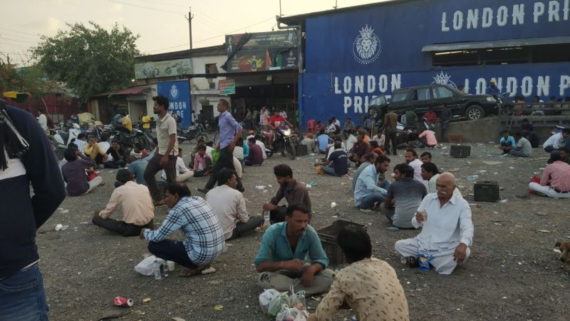 हर चौराहा बेवड़ों का अपना 'इंतजाम' रहवासी परेशान,