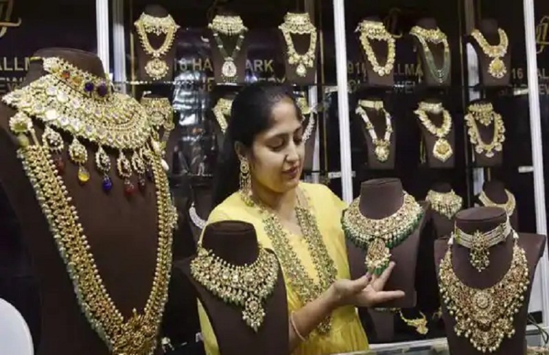 Cg Gold-Silver price : सोने-चांदी की कीमत में हुई जबरदस्त गिरावट, इतने तक गिरा भाव, जानिए आपके शहर का लेटेस्ट रेट