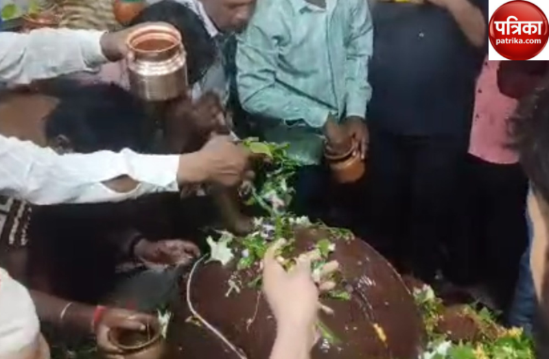 Chitrakoot Shiv Tempal: चित्रकूट में खंडित शिव मूर्ति की पूजा करते भक्त की फोटो