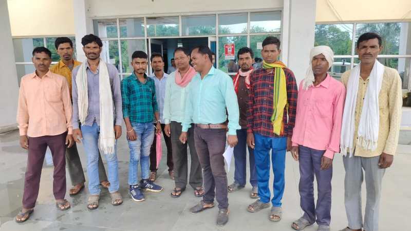 सभी शिक्षकों का स्थानांतरण कर दिया, अब बच्चों को पढाएगा कौन