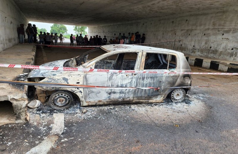 Accident in Raipur... Man burnt alive inside car