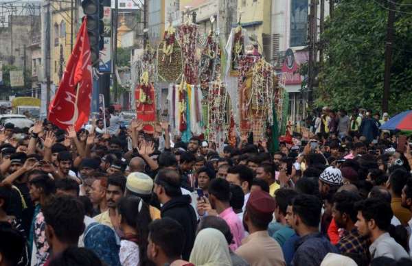 करबला के शहीदों की याद में   मातम मनाते सड़कों पर उतरे 