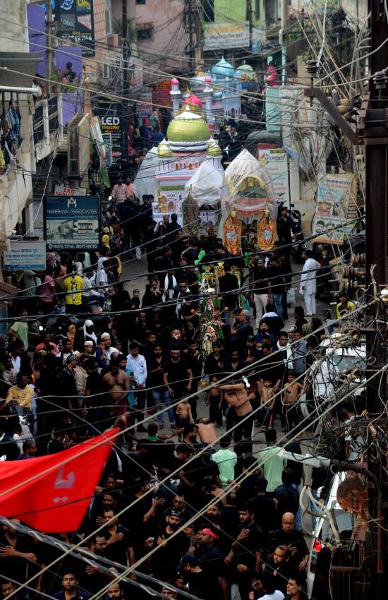 करबला के शहीदों की याद में   मातम मनाते सड़कों पर उतरे 