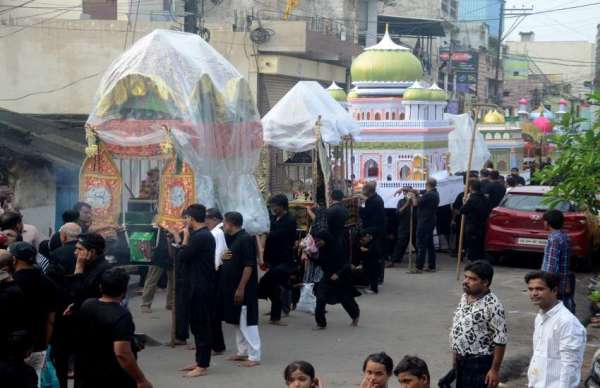 करबला के शहीदों की याद में   मातम मनाते सड़कों पर उतरे 