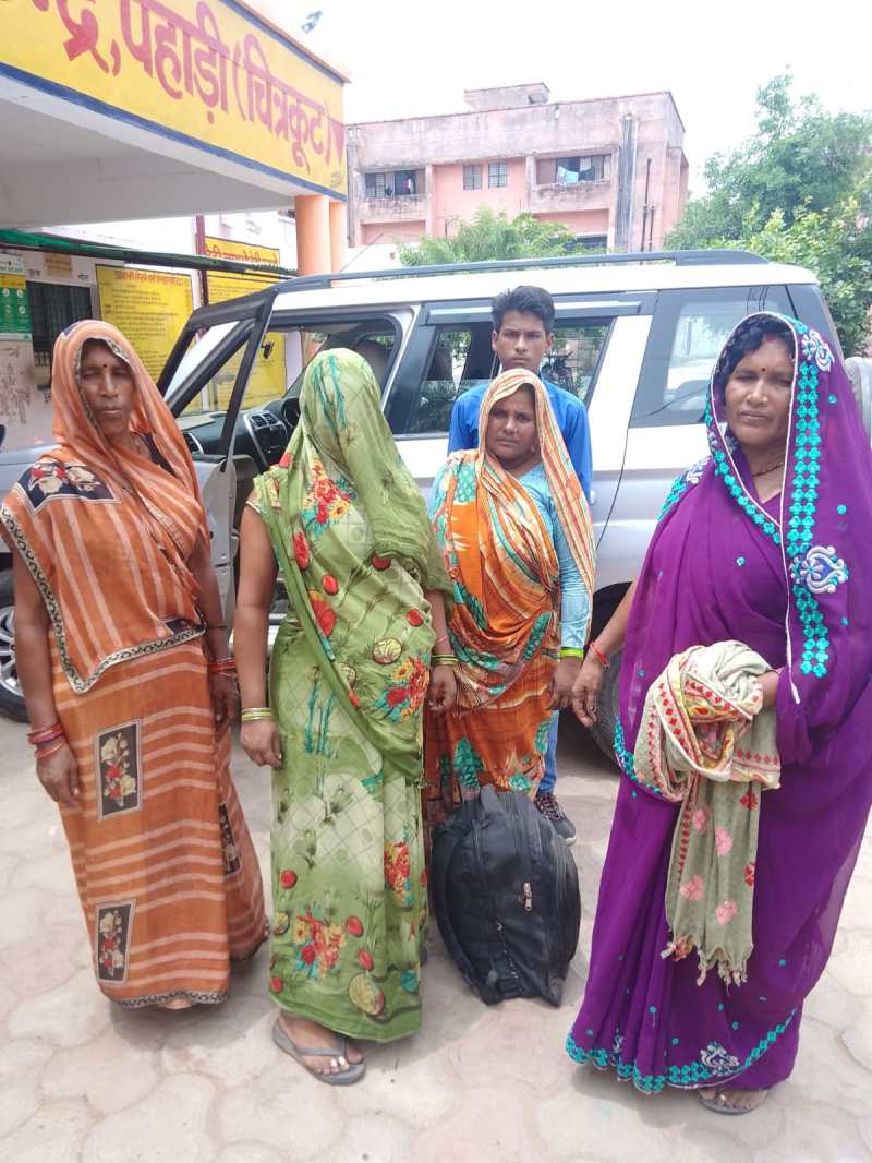 Chitrakoot News : प्रसव पीड़ा से कराहती महिला,नहीं मिली एंबुलेंस,परिजन ने किया ये काम