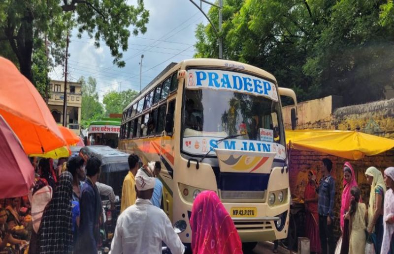 शहर के बस स्टैंड पर ठेलागाड़ी, टू-वीलर और ऑटो रिक्शा का कब्जा, दुर्घटना का अंदेशा