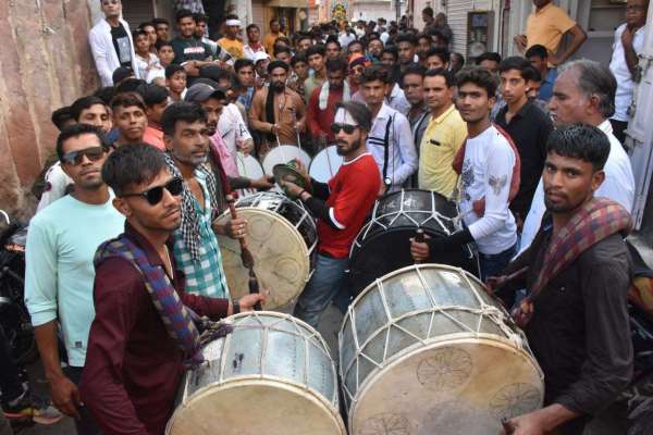 ढोल-ताशों की मातमी धुन के बीच निकला ताजिये का जुलूस