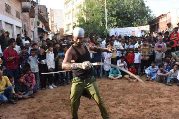 ढोल-ताशों की मातमी धुन के बीच निकला ताजिये का जुलूस