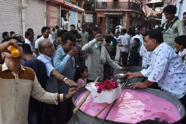 ढोल-ताशों की मातमी धुन के बीच निकला ताजिये का जुलूस