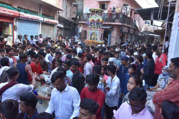 ढोल-ताशों की मातमी धुन के बीच निकला ताजिये का जुलूस